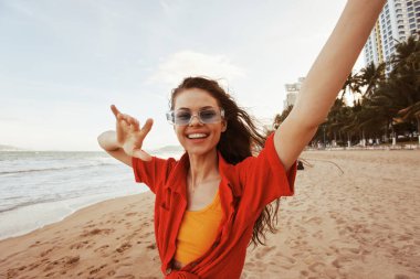 Sunset Sahilinde Gülümseyen Kadın, Özgürlüğü ve Neşeyi Kucaklıyor