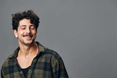 Moda adamı, yakışıklı, kopyacı, erkek, moda, saç, gülümseme, tişört, hipster, İspanyol, arkadaş canlısı, neşeli bir duyguyla karşı karşıya.