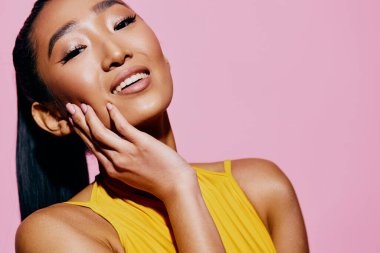 Dudakları komik saçlı kadın yaşam tarzı yakın plan gülümseme moda sarı arka plan bayan güzellik çekici moda tarzı sevinç heyecanlı el portresi