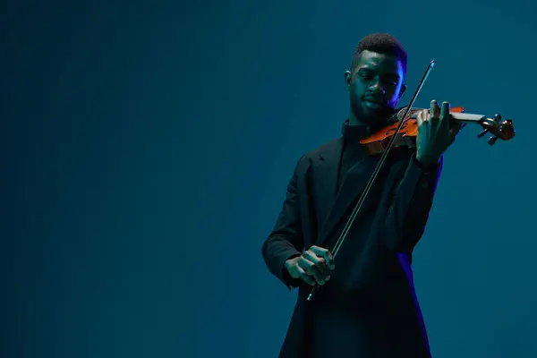 Elegante Hombre Tocando Violín Traje Sobre Fondo Azul Oscuro Para —  Fotos de Stock