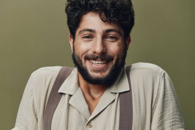 Yüzlü, yakışıklı, neşeli, mutlu, sıradan, beyaz, izole bir erkek. Sakallı, çekici, beyaz, genç, yetişkin, mutlu bir erkek.