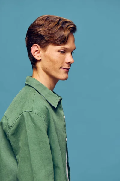 Faszinierendes Junges Männliches Modell Modisch Seriös Mit Natürlichem Ruhigem Ausdruck Stockbild