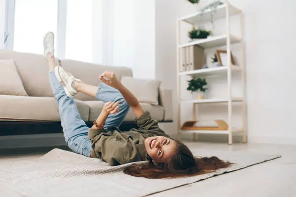 Relajarse Acogedor Sofá Apartamento Moderno Una Mujer Feliz Disfrutando Estilo —  Fotos de Stock