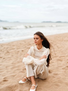 Plajın Güzelliği: Doğanın Huzuru ve Denizin Rahatlığı 'nın tadını çıkaran Çekici Genç Bir Kadının Büyüleyici Yaz Portresi