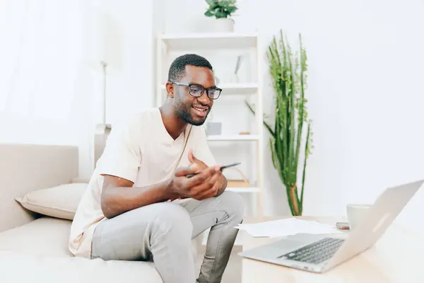 Sorrindo Homem Afro Americano Trabalhando Laptop Home Office Moderno — Fotografia de Stock