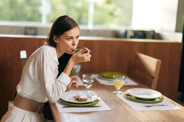 Joyeuse Date Dîner Femme Souriant Extatiquement Repas Fait Maison Romantique — Photo