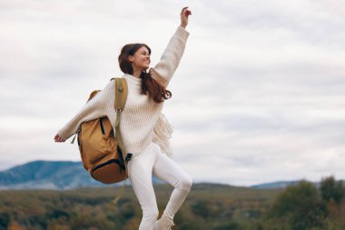 Mountain Joy: Maceradaki Gülümseyen Kadın, Uçurumun Üzerinde Doğanın ve Özgürlüğün Tadını Çıkarıyor
