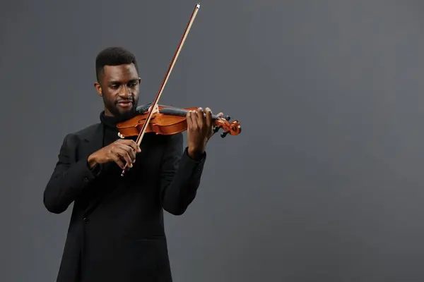 Ταλαντούχος Αφροαμερικανός Μαύρο Κοστούμι Που Παίζει Βιολί Γκρι Φόντο Εικόνα Αρχείου