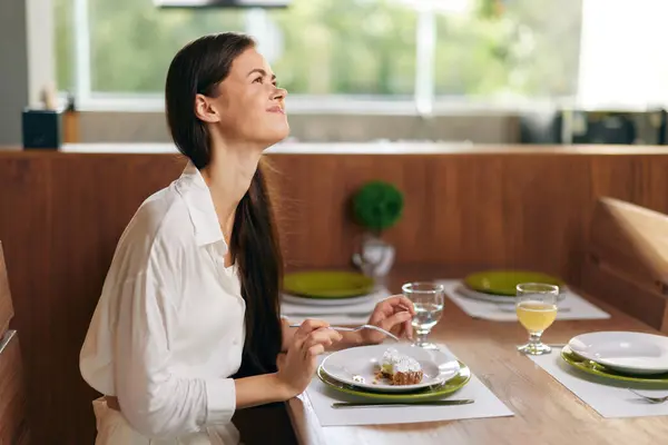 Romantisches Dinner Hause Frau Genießt Köstliche Mahlzeit Mit Wein Und — Stockfoto