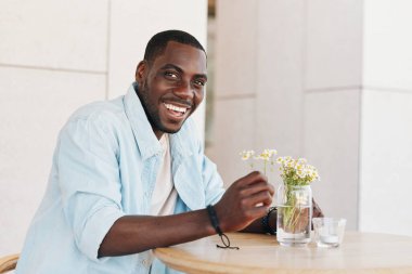 Yetişkin portresi yakışıklı, kendine güvenen, modern, mutlu, Afrikalı, Amerikan tarzı rahat oturan, gülümseyen, çekici, neşeli, iş adamı, siyah iş adamı.