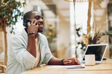 İş adamı dizüstü bilgisayarı genç çalışan girişimci konuşuyor iş adamı konuşuyor profesyonel teknoloji telefon ofisi iletişimi yetişkin erkek bilgisayar