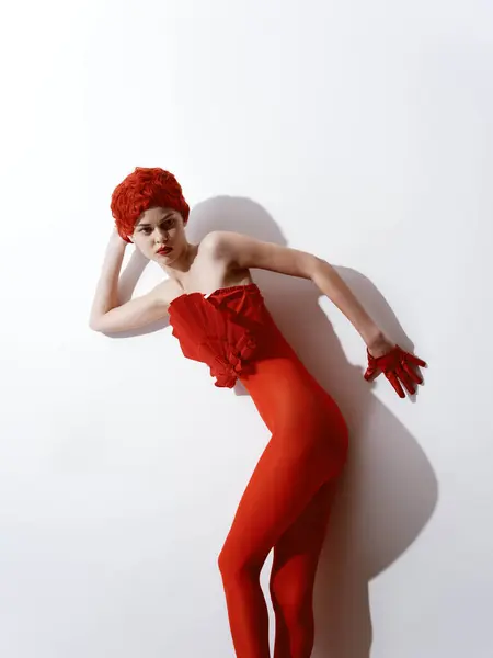 Впевнена Жінка Яскравій Червоній Сукні Вражає Позу Чисту Білу Стіну Ліцензійні Стокові Фото