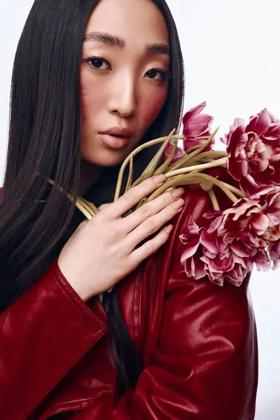 Frau Stylischer Roter Lederjacke Mit Blumenstrauß Vor Dem Gesicht Freien — Stockfoto