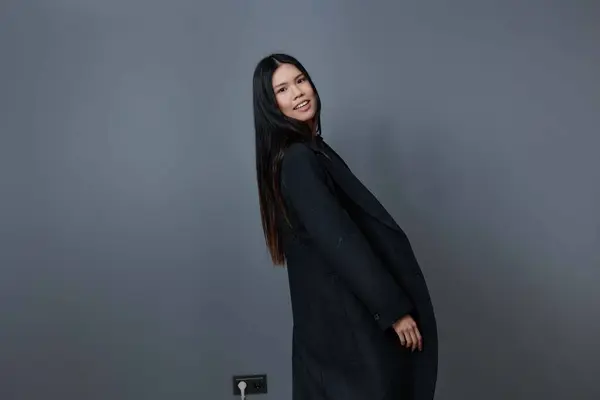 Ropa Mujer Asiático Pelo Chica Moda Caída Moda Morena Sonrisa Fotos de stock