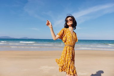 Sarı Elbiseli Kadın Sahilde Elleri Havada Büyümüş Keyifli Yaz Günü