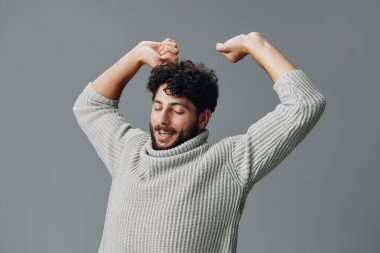 Yetişkin bir erkek, ayakta duran genç bir portre mutlu, yakışıklı bir model gülümsemesi çekici, havalı, izole edilmiş bir yüz.