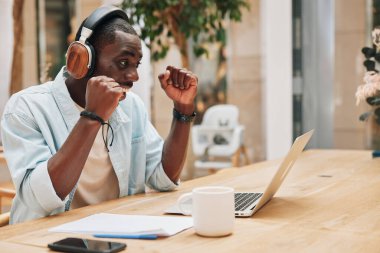 Çalışma masası çalışanı kulaklıklar iş adamı iş adamı laptop siyah müzik kulaklık bilgisayar genç kulaklıklar iş yeri iş yeri