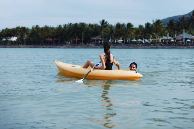 Serene Waters: Tropikal Gölde Maceracı Kayık Yolculuğu