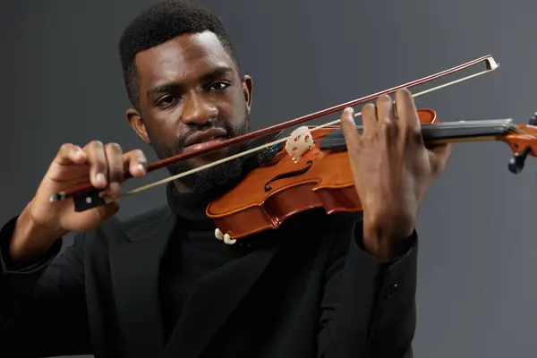 Afroamerikaner Schwarzen Anzug Spielt Geige Auf Grauem Hintergrund Elegantem Musikalischen — Stockfoto