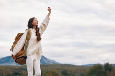 Maceradan zevk alan gülümseyen kadın: