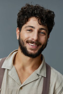 Yetişkin, kendine güvenen, pozitif sakallı, gülümseyen, portre yüzlü, beyaz, çekici, yakın plan genç, mutlu, mutlu, havalı, mutlu bir adam.