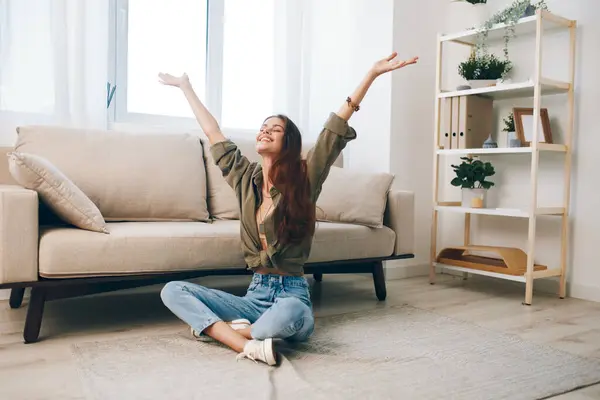 Relaxace Útulný Moderní Byt Šťastná Žena Těší Pohodlný Domácí Život — Stock fotografie