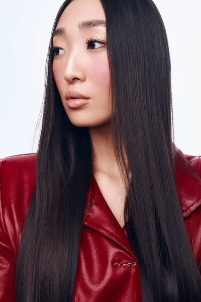 Mulher Asiática Atraente Jaqueta Couro Vermelho Com Cabelo Preto Longo — Fotografia de Stock
