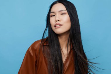 Moda kadın portresi çekici arka plan neşe mavi kendine güvenen yaşam tarzı moda kız uzun bayan Japon eli mutlu Asyalı gülümseme sevimli Koreli neşeli stüdyo saçı