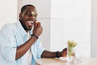 Genç adam gülümsüyor yaşam tarzı neşeli erkek yakışıklı Amerikan siyahi Afrikalı mutlu portre mutlu yetişkin sıradan erkek