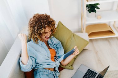 Mutlu Gülümseyen Kadın Laptop 'ta çalışıyor, Ev' de rahat ve rahat bir iş arıyor.