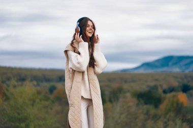 Dağ Melodileri: Bir Kadın Açık havada Özgürlük ve Macera Dansı.