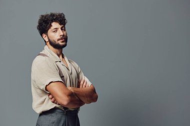 Yakışıklı beyaz arka plan stüdyosu sıradan görünüşlü beyaz, mutlu, çekici, sakallı, yetişkin, havalı, genç bir portre.