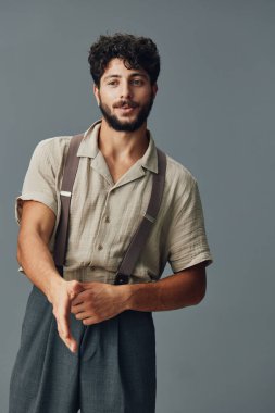 Gülümseyen adam, günlük resim stüdyosu, beyaz, mutlu arka plan, havalı sakal, model, kendine güvenen, çekici bir adam.