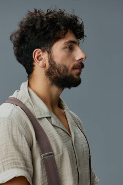 Sakallı adam beyaz portre modeli yetişkin görünümlü yakışıklı beyaz, kendine güvenen, sıradan, mutlu, izole edilmiş, mutlu bir adamla karşı karşıya.