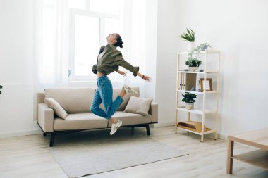 Neşeli Kadın Evde Müzikle Zıplıyor