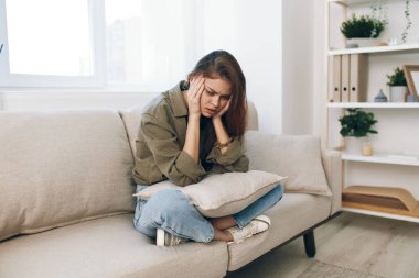 Yalnız Kadın, Üzgün ve Endişeli: Zihinsel Sağlık Depresyonu Evi