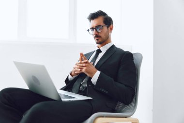 Genç iş adamları bilgisayar duygu sandalyesi ofis teknolojisi evet yaşam tarzı dizüstü bilgisayarı başarısı profesyonel arka plan iş adamı heyecan verici mutlu kazananlar