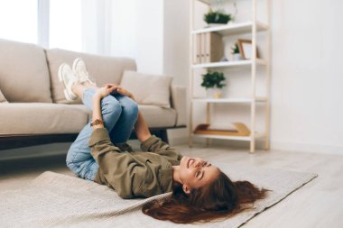 Keyifli Kadın Rahat Modern Apartman 'da Rahatlatıcı Tatilden Hoşlanıyor