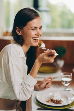 Mutlu Kadın Evde Ev Yapımı Pasta ve Şarapla Romantik Yemeği Zevkle İzliyor