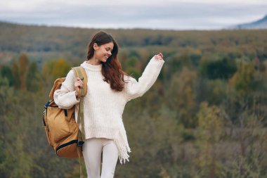 Dağ Macerası: Uçurumda Gülümseyen Kadın, Doğanın ve Özgürlüğün tadını Çıkartıyor