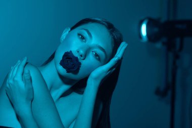 Baştan çıkarıcı Zarafetin Güzelliği: Genç Kafkas Kadınları Göz kamaştırıcı Koyu Saçlı Yakın Çekim Portresi ve Kırmızı Dudaklı Neon Mor Arkaplana Karşı