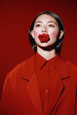 Kadın Zarafeti: Kırmızı Dudaklı ve Retro Saç Tarzı Olan Genç Bir Moda Modelinin Çarpıcı Portresi, Beyaz Stüdyoda Poz Verme