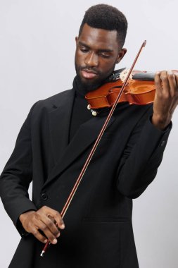Siyah Giysili Zarif Afrikalı Amerikalı Adam Beyaz Arkaplan Müzikali Konseptinde Keman Çalıyor