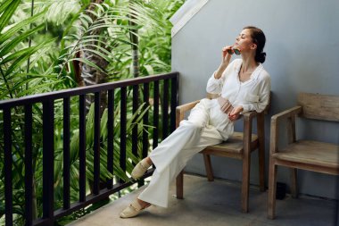 Gülümseyen Kadın Tropikal Yaşam Tarzında Güneşli Tatilin Tadını Çıkartıyor Tatil Köyü Balkonunda Rahatlama