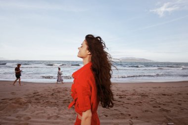 Gülümseyen Kadın Yaz Rüzgarında Dans Ediyor Güzel Sahilde