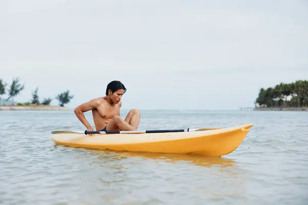 Glücklicher Asiatischer Mann Beim Kajakfahren Einem Tropischen Strand Sommerurlaub Genießen — Stockfoto