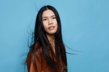 Arka plan kadın yaşam tarzı mutlu gülümseme moda stüdyo güzeli Japon moda kızı Asyalı sevimli neşe çekici iş adamı mavi saçlı Koreli kadın portresi uzun