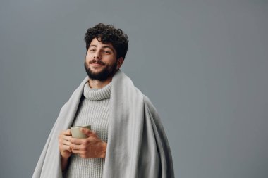 Çekici adam sakal stili, beyaz yetişkin, yakışıklı, beyaz, beyaz, yakışıklı, gülümseyen, stüdyo çocuğu, mutlu, fotojenik, saç modeli portresi.