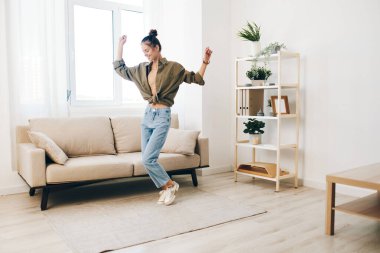 Neşeli Kadın Kaygısız Ev İçi 'nde Müzikle Zıplıyor ve Dans Ediyor