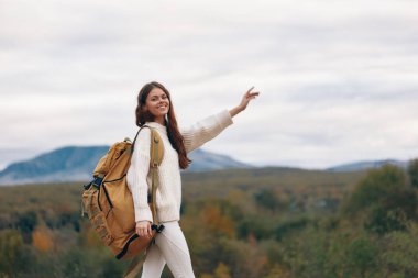Dağ Macerası: Gülümseyen Kadın Uçurumda Yürüyüşün keyfini çıkarıyor